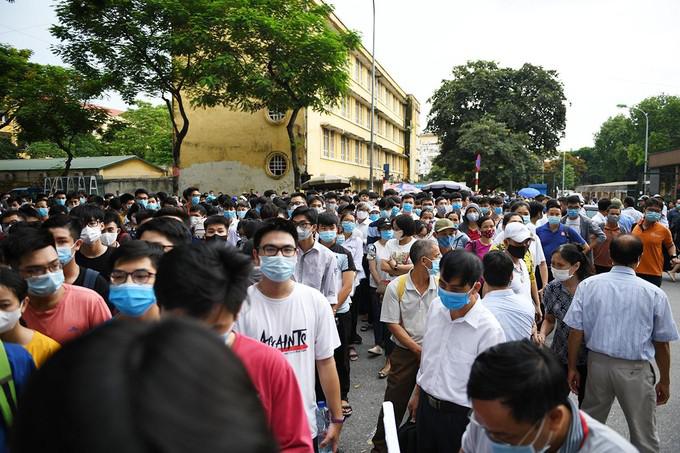 Thí sinh đổ về Hà Nội thi vào trường Bách khoa - 1