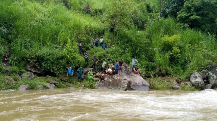 Lào Cai: Huy động hàng trăm người tìm kiếm người đàn ông bị nước cuốn trôi - 1