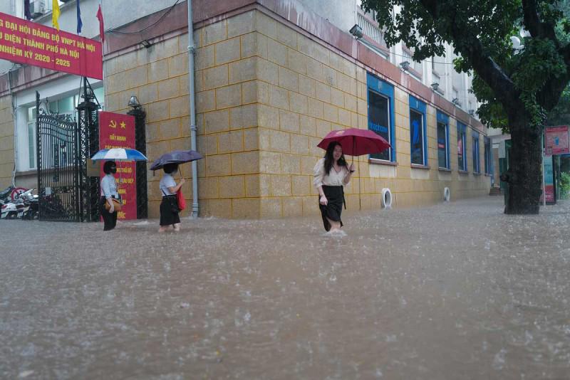 Chùm ảnh Hà Nội - "Phố cũng như sông" - 5