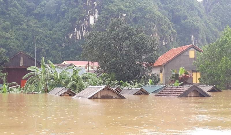 Mưa lớn khiến khiến 6 người chết, hàng trăm hộ dân phải di dời khẩn cấp - 1