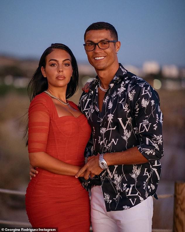 C.Ronaldo và bạn gái nắm tay tình tứ sau ồn ào đã bí mật đính hôn - 1