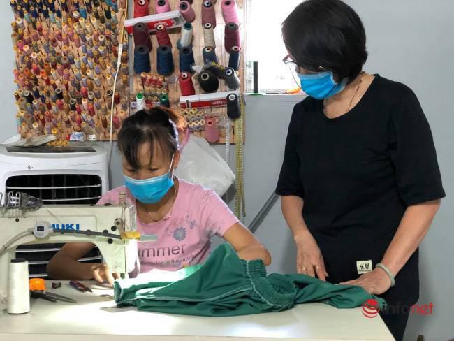 Phụ nữ Đà Nẵng bảo nhau may áo blouse hỗ trợ y bác sỹ chống dịch - 1