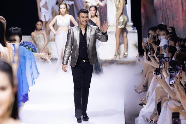 Nhà thiết kế Đỗ Long bức xúc vì khách mời mặc đầm đỏ chót sai dresscode trầm trọng khi tham dự VIFW - 5