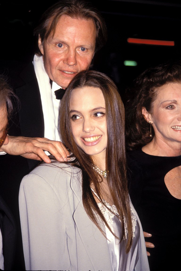 Phong cách thời trang ấn tượng của Angelina Jolie vào thập niên 90 - 2