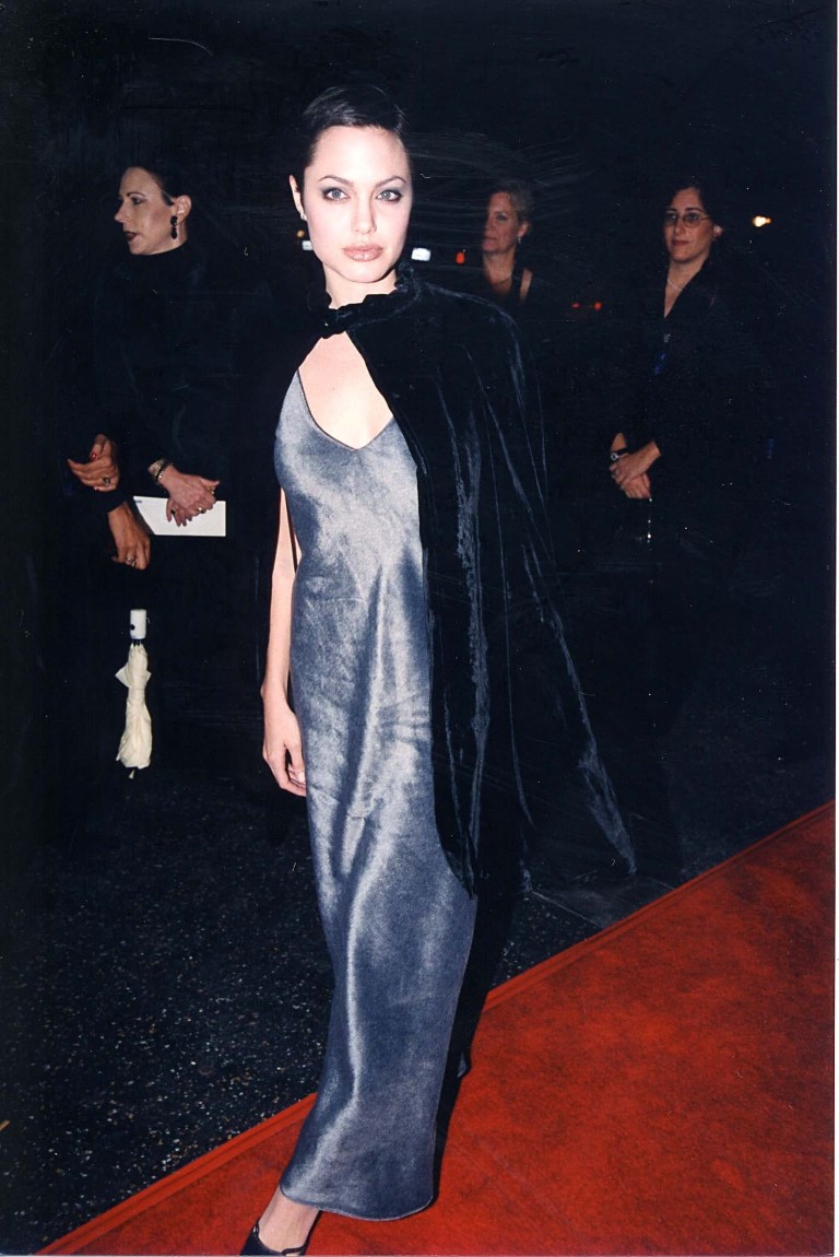 Phong cách thời trang ấn tượng của Angelina Jolie vào thập niên 90 - 5