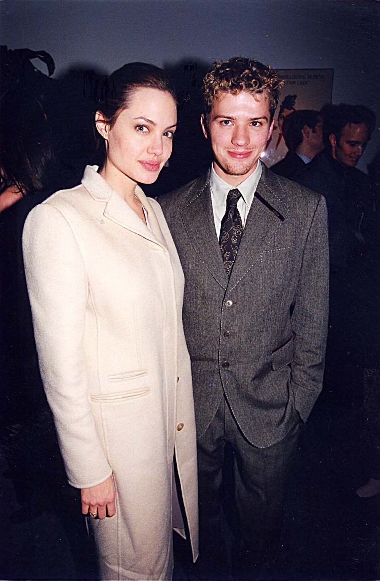 Phong cách thời trang ấn tượng của Angelina Jolie vào thập niên 90 - 6