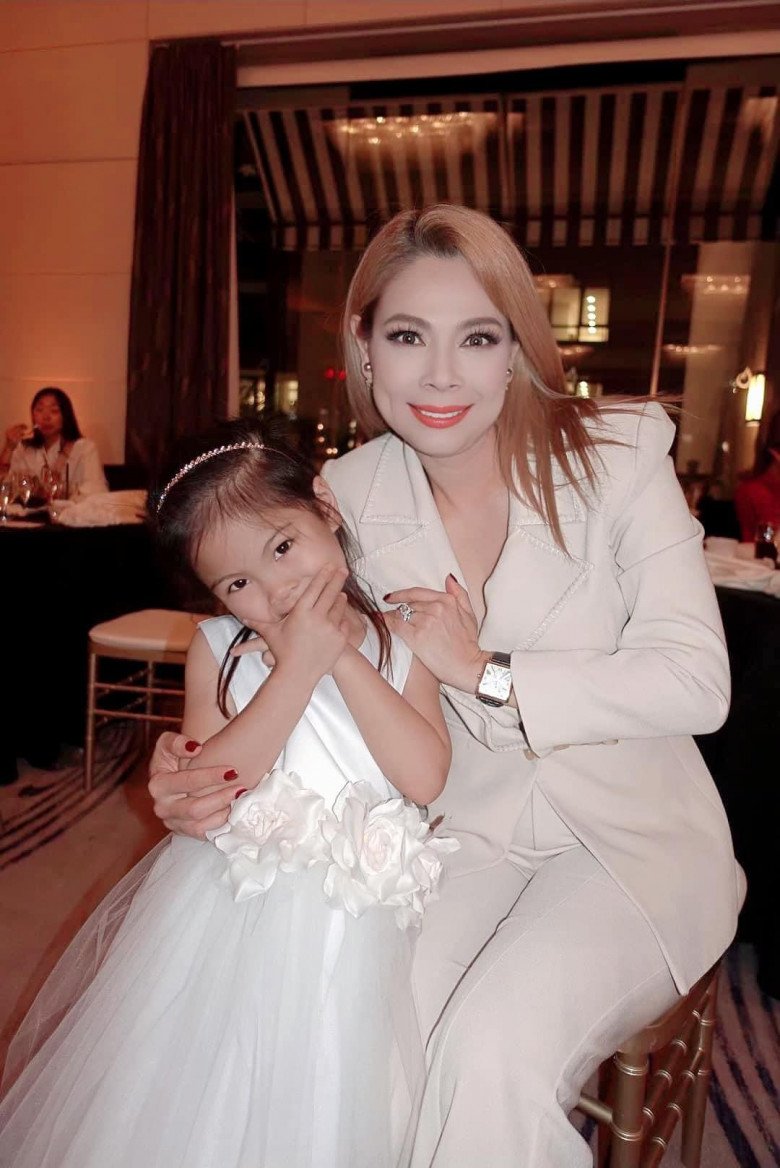 Con gái Thanh Thảo 4 tuổi chơi môn thể thao quý tộc nhưng dàn siêu xe phía sau mới đẳng cấp - 6