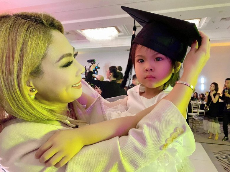 Con gái Thanh Thảo 4 tuổi chơi môn thể thao quý tộc nhưng dàn siêu xe phía sau mới đẳng cấp - 9