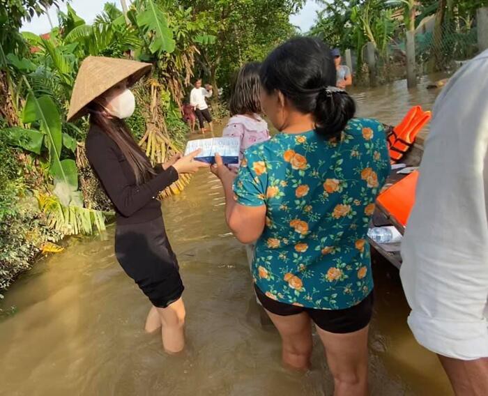 Góc nhìn - Chung tay ủng hộ đồng bào lũ lụt miền Trung - Tình người trong gian khó