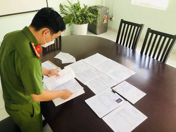 "Siêu môi giới” lừa đảo hàng tỷ đồng tiền cọc mua bán đất… từng bán trà đá, làm công nhân - 1