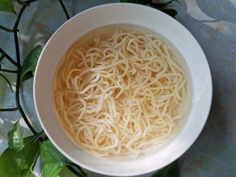 Luộc mì bằng nước sôi hay nóng, nhiều người làm sai bảo sao mì hay bị dính bết - 5