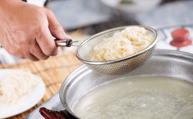 Luộc mì bằng nước sôi hay nóng, nhiều người làm sai bảo sao mì hay bị dính bết - 4