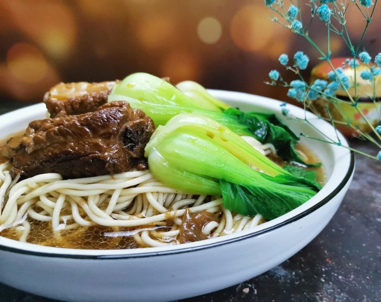 Luộc mì bằng nước sôi hay nóng, nhiều người làm sai bảo sao mì hay bị dính bết - 2