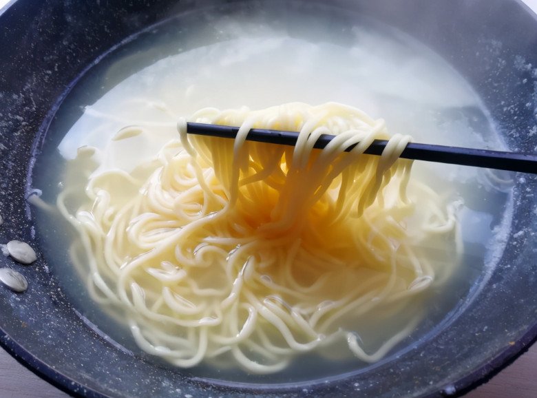 Luộc mì bằng nước sôi hay nóng, nhiều người làm sai bảo sao mì hay bị dính bết - 3