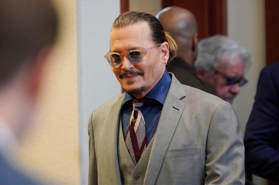 Johnny Depp: Lời nguyền của gã cướp biển ngông nghênh - 4