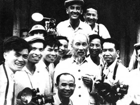 Tư tưởng Hồ Chí Minh từ điểm nhìn đời sống văn hóa nghệ thuật và nghệ thuật dân tộc