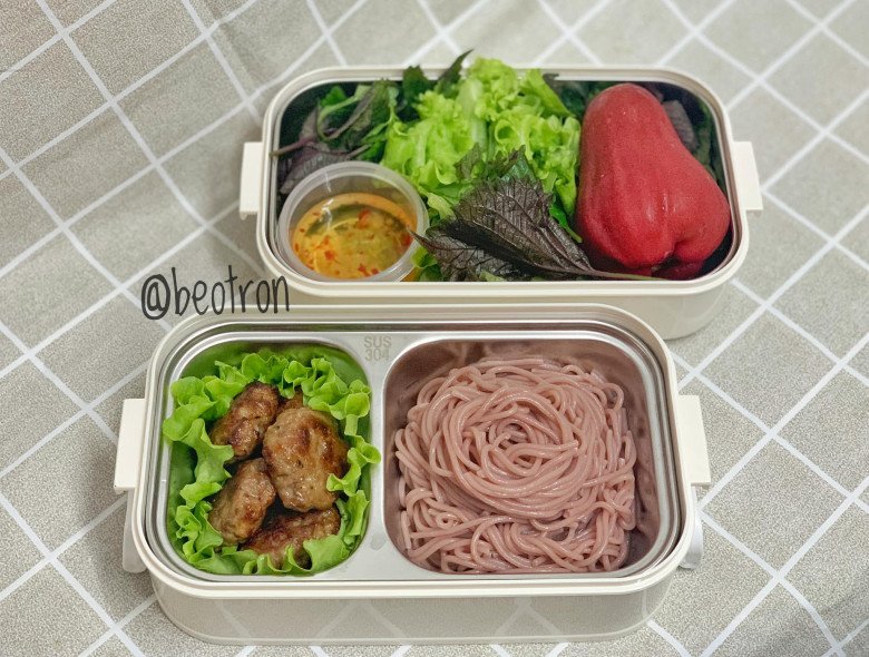 9X nấu cơm cho chồng mang đi làm để giữ dáng, có bữa chỉ 15-20 nghìn đồng mà siêu ngon - 9