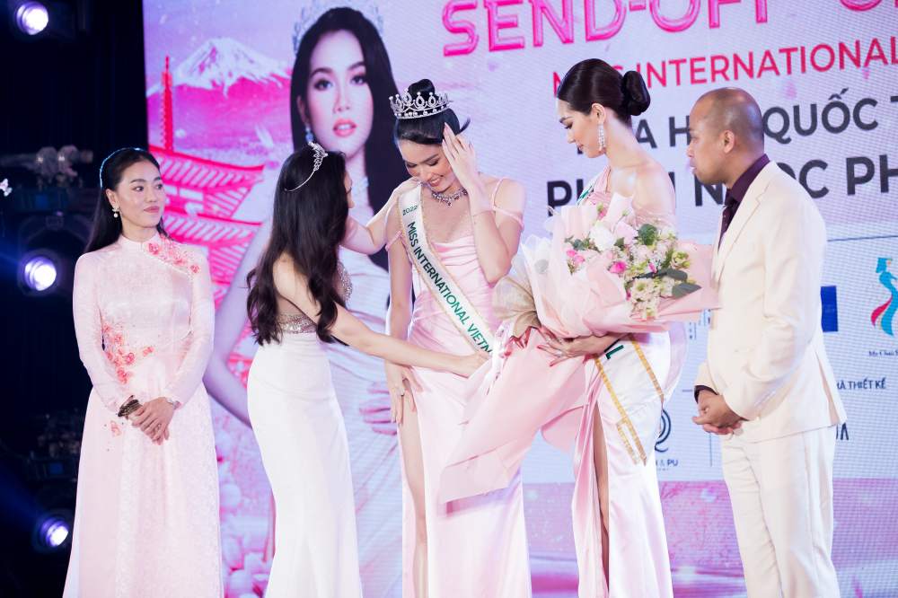 Á hậu Phương Anh thi Miss International - 1
