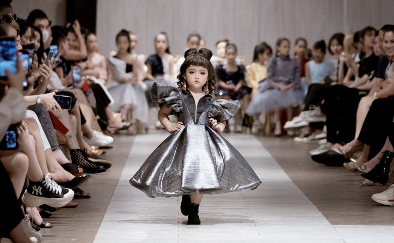 Hậu trường mẫu nhí đắt show nhất Hà thành: 2 tuổi vào nghề, mẹ bỏ việc để đồng hành cùng con - 2