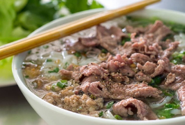 Mẹ ruột nổi tiếng của Bằng Kiều được khen nấu phở "ngon nhất thế giới", chồng cũ Thu Phương "oánh" liền 2 bát - 12