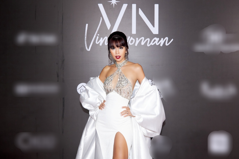 Thảm đỏ bán kết Hoa hậu Hoàn vũ VN 2022: Khánh Vân gợi cảm với đầm cut-out - 3