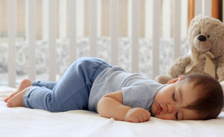 6 kiểu ngủ trẻ rất thích nhưng lại làm con xấu đi và kém thông minh - 5