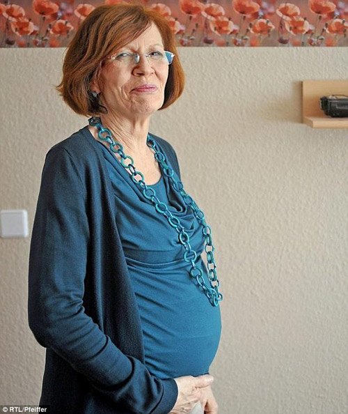 Con gái thứ 13 đòi có thêm em, cô giáo 65 tuổi xin tinh trùng đẻ một lượt 4 bé - 2