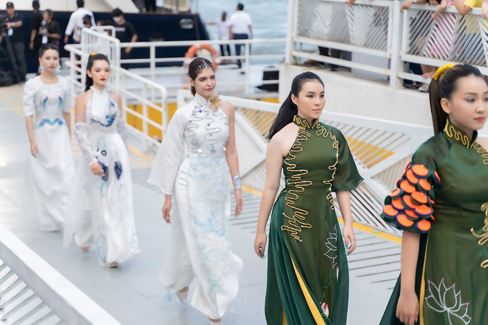 Người đẹp 18 tuổi Trần Phương Nhi diện áo dài diễn catwalk với 100 siêu mẫu - 2