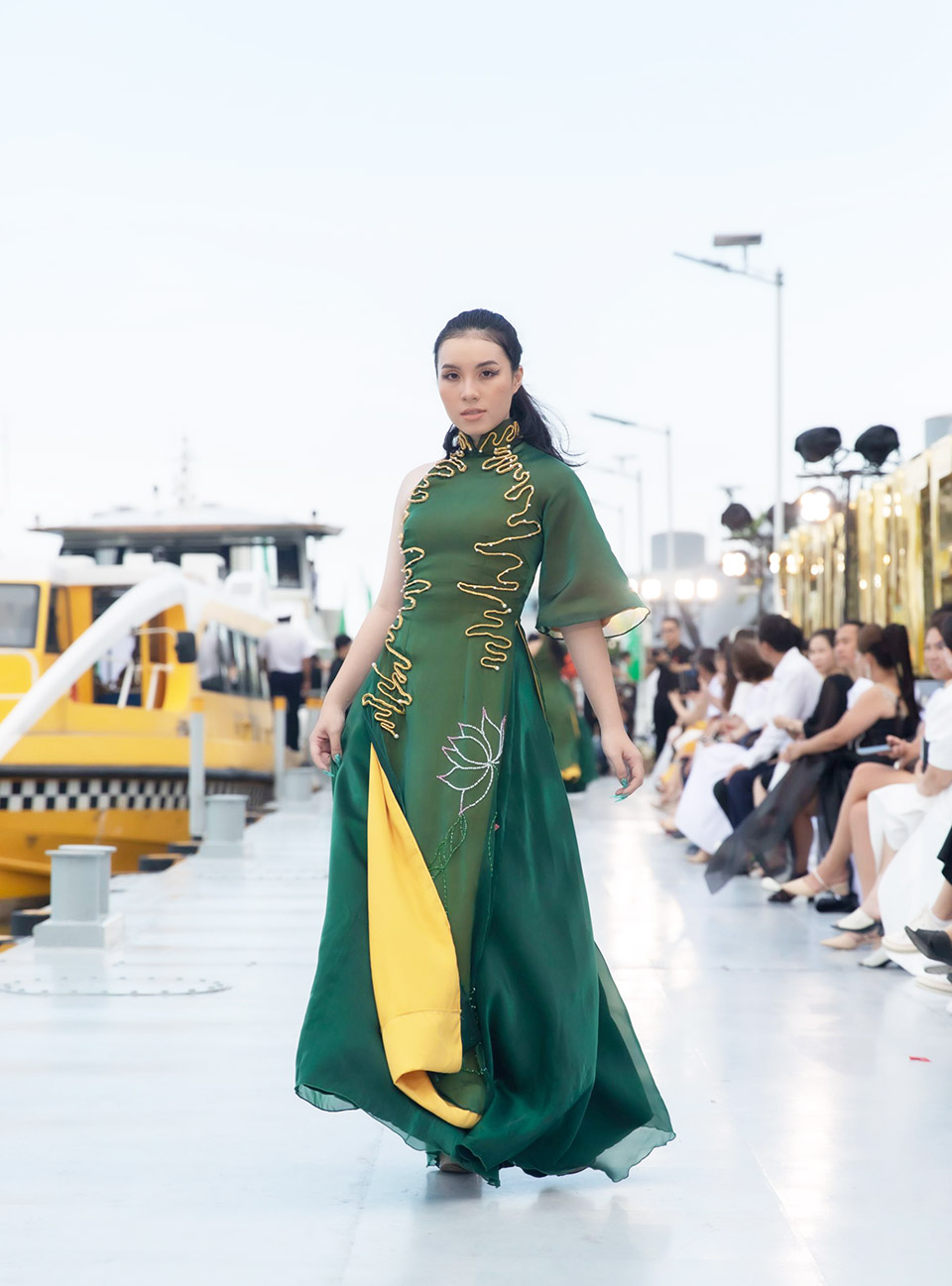 Người đẹp 18 tuổi Trần Phương Nhi diện áo dài diễn catwalk với 100 siêu mẫu - 1