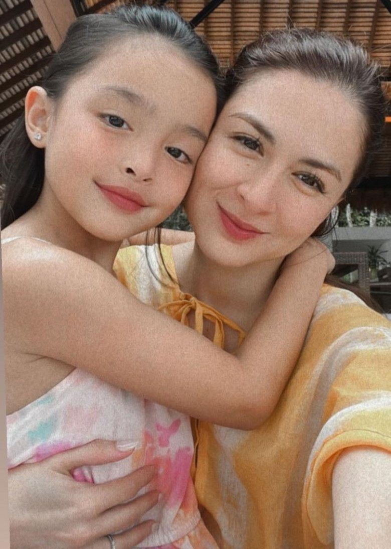 Chụp chung khung hình, con gái 7 tuổi có đôi mắt phượng xinh lấn át mỹ nhân đẹp nhất Philippines - 5