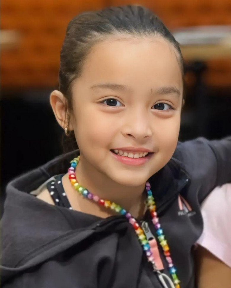 Chụp chung khung hình, con gái 7 tuổi có đôi mắt phượng xinh lấn át mỹ nhân đẹp nhất Philippines - 8