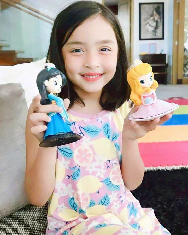 Chụp chung khung hình, con gái 7 tuổi có đôi mắt phượng xinh lấn át mỹ nhân đẹp nhất Philippines - 9
