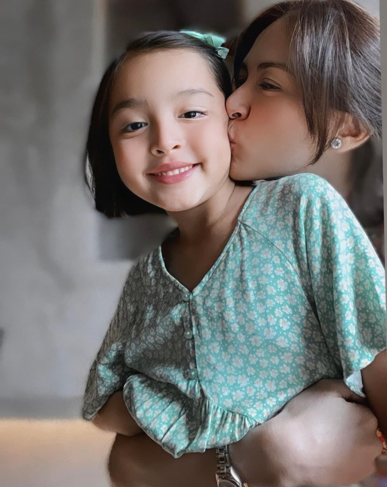 Chụp chung khung hình, con gái 7 tuổi có đôi mắt phượng xinh lấn át mỹ nhân đẹp nhất Philippines - 2