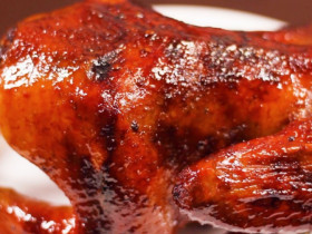 Bỏ cả con gà vào nồi cơm điện, chẳng cần thêm nước hay dầu ăn 30 phút sau có món ngon, đỉnh hơn cả gà nướng