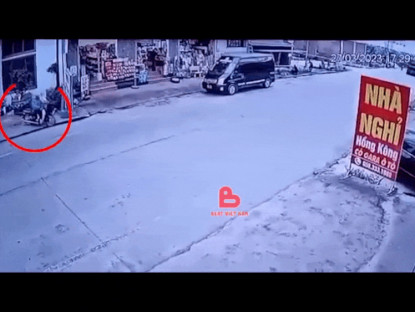 Giao thông - Clip: Người phụ nữ qua đường ẩu suýt gây họa cho xe ben