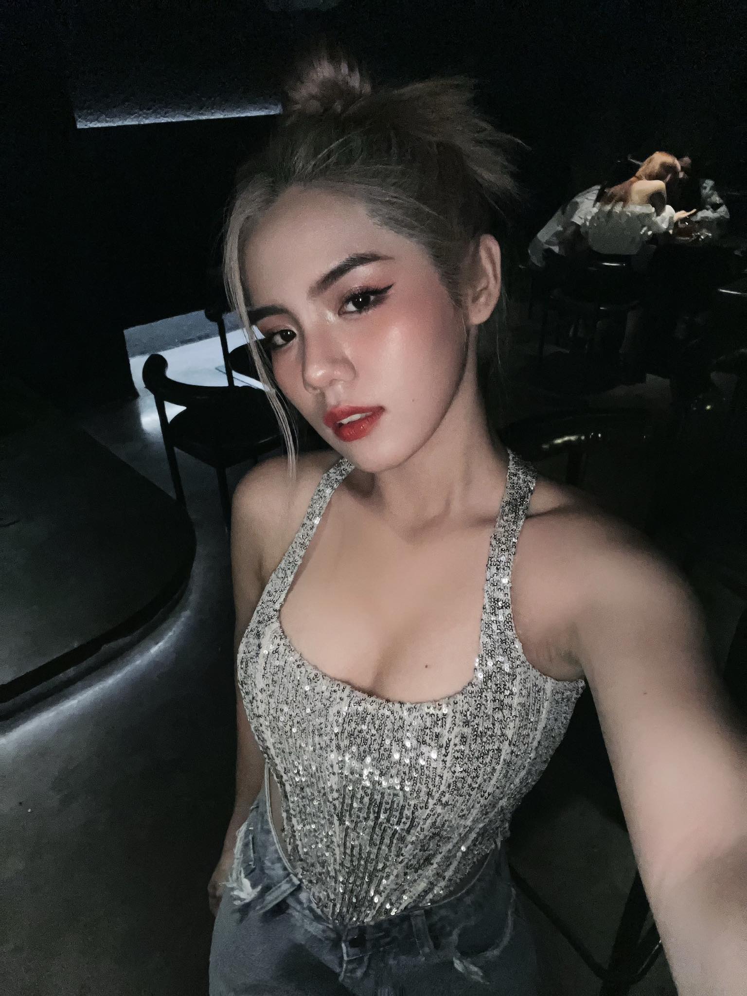 Bí quyết xinh đẹp mơn mởn tuổi 19 của cặp "chị chị, em em" quê Gia Lai - 6