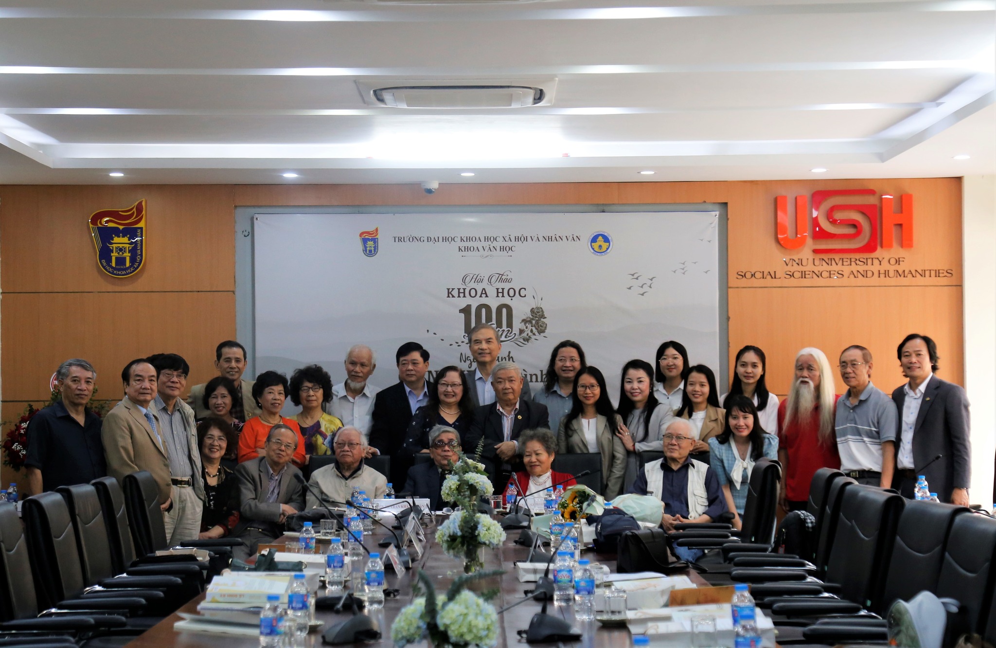 Thầy Lê Đình Kỵ với lớp Văn khóa VIII Đại học Tổng hợp Hà Nội - 2