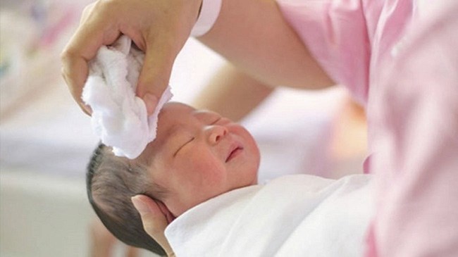 Bé sơ sinh bị lây thủy đậu từ mẹ, chuyên gia hướng dẫn cách tắm và cho con bú an toàn - 2