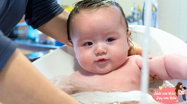 Trẻ sơ sinh được tắm đúng cách sẽ thông minh, làm thêm 5 động tác này lúc tắm con phát triển trí não nhanh - 8