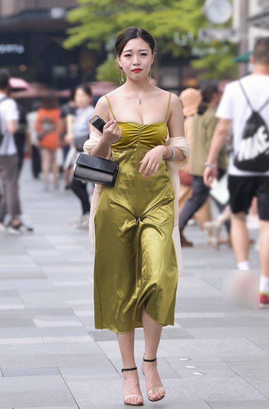 Slip dress vẫn là item hot trong năm 2023 - 6
