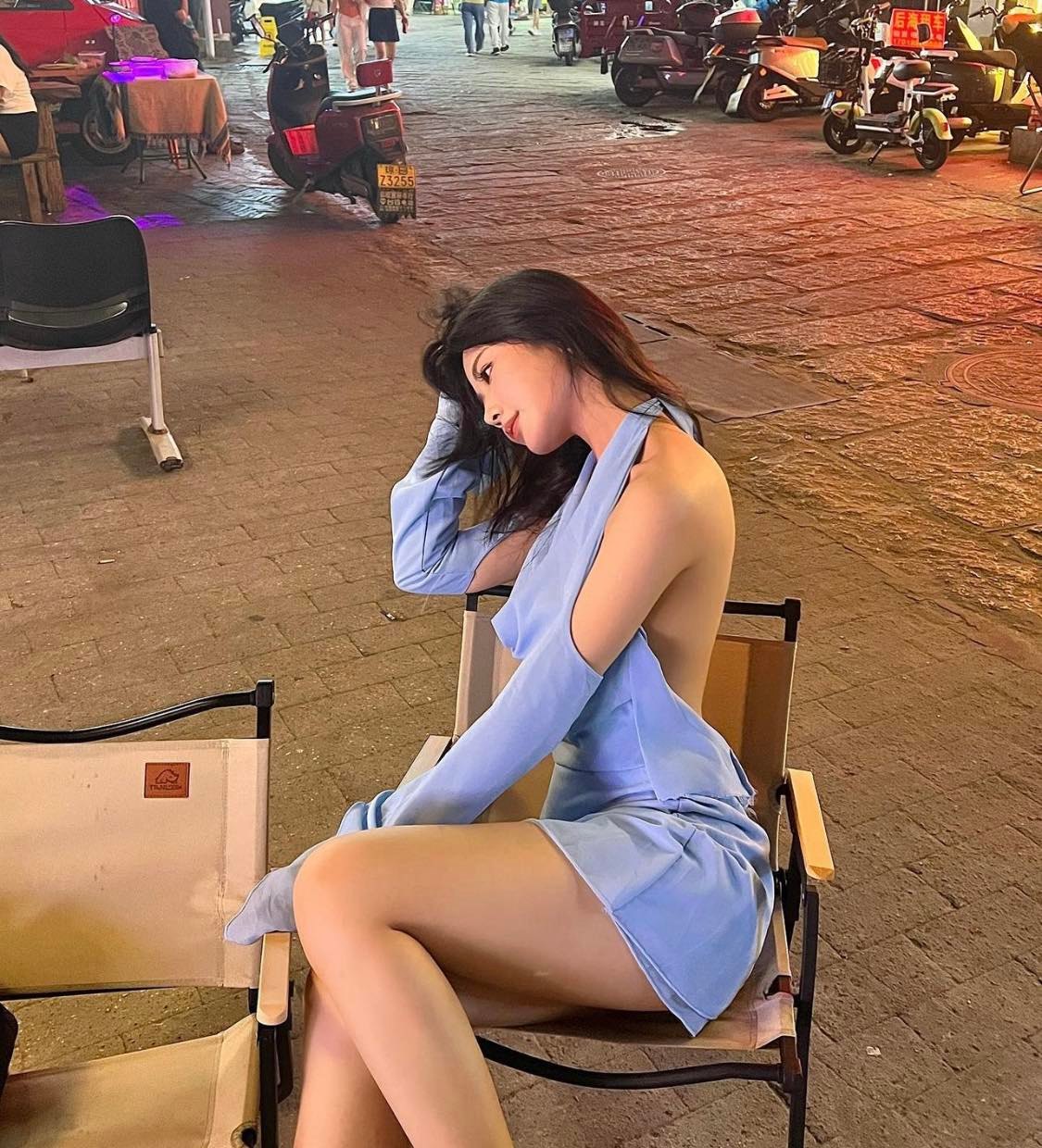 Slip dress vẫn là item hot trong năm 2023 - 2