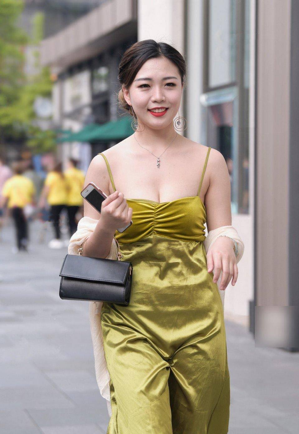 Slip dress vẫn là item hot trong năm 2023 - 7