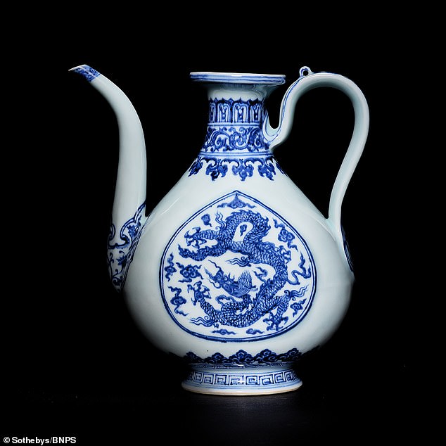 Bình trà 600 năm tuổi của hoàng đế nhà Minh được bán với giá cao bất ngờ - 1