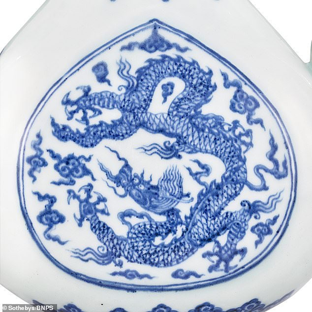 Bình trà 600 năm tuổi của hoàng đế nhà Minh được bán với giá cao bất ngờ - 2