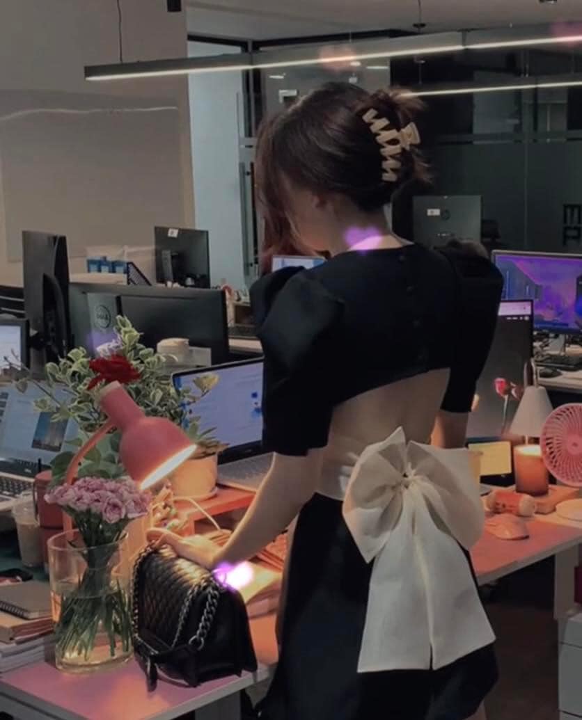 Nữ công sở Việt diện váy 2 dây, áo hở lưng đi làm, gây tranh luận vì &#34;quá thoải mái&#34;? - 3