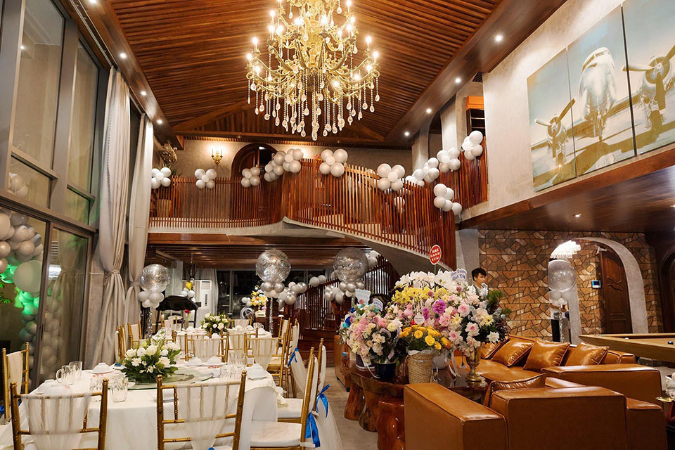 Lâm Vũ trang trí penthouse hoành tráng, mời 100 người dự sinh nhật bạn gái doanh nhân - 1