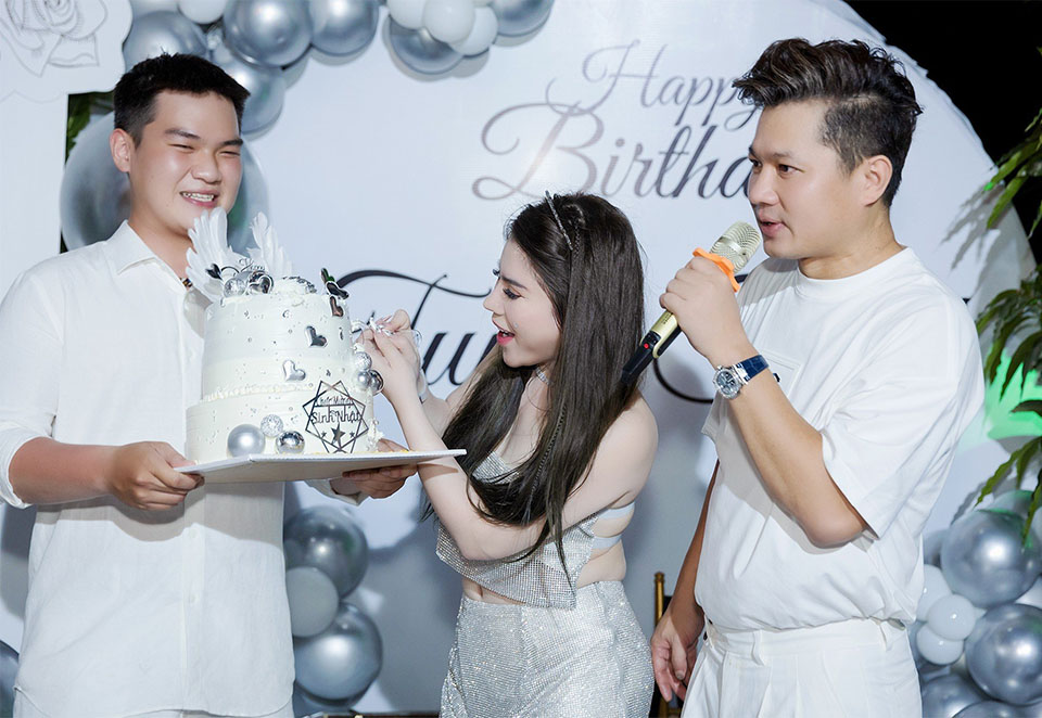 Lâm Vũ trang trí penthouse hoành tráng, mời 100 người dự sinh nhật bạn gái doanh nhân - 3