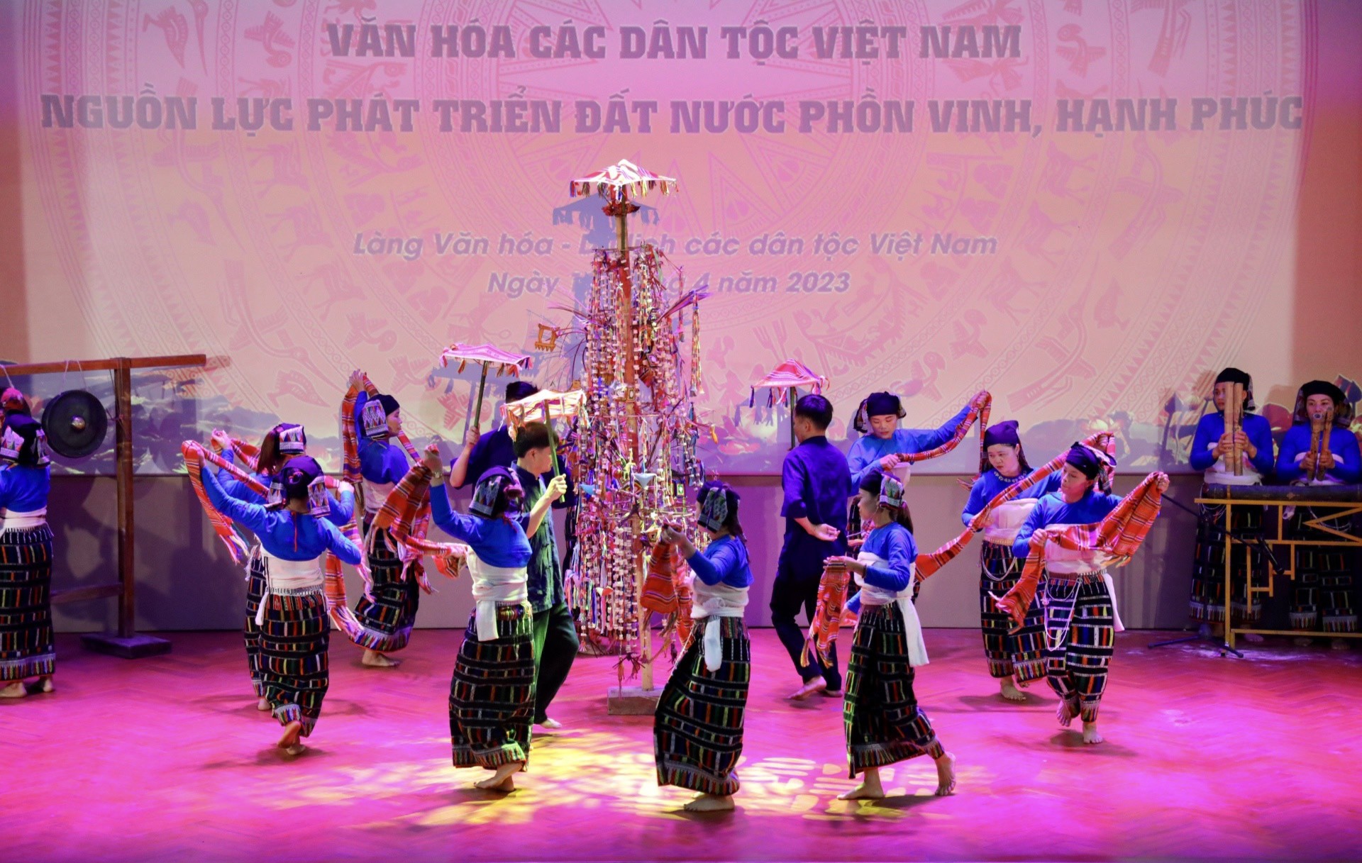Phát huy nguồn lực văn hóa các dân tộc Việt Nam: Định vị bản sắc văn hóa Việt Nam trên trường quốc tế - 2