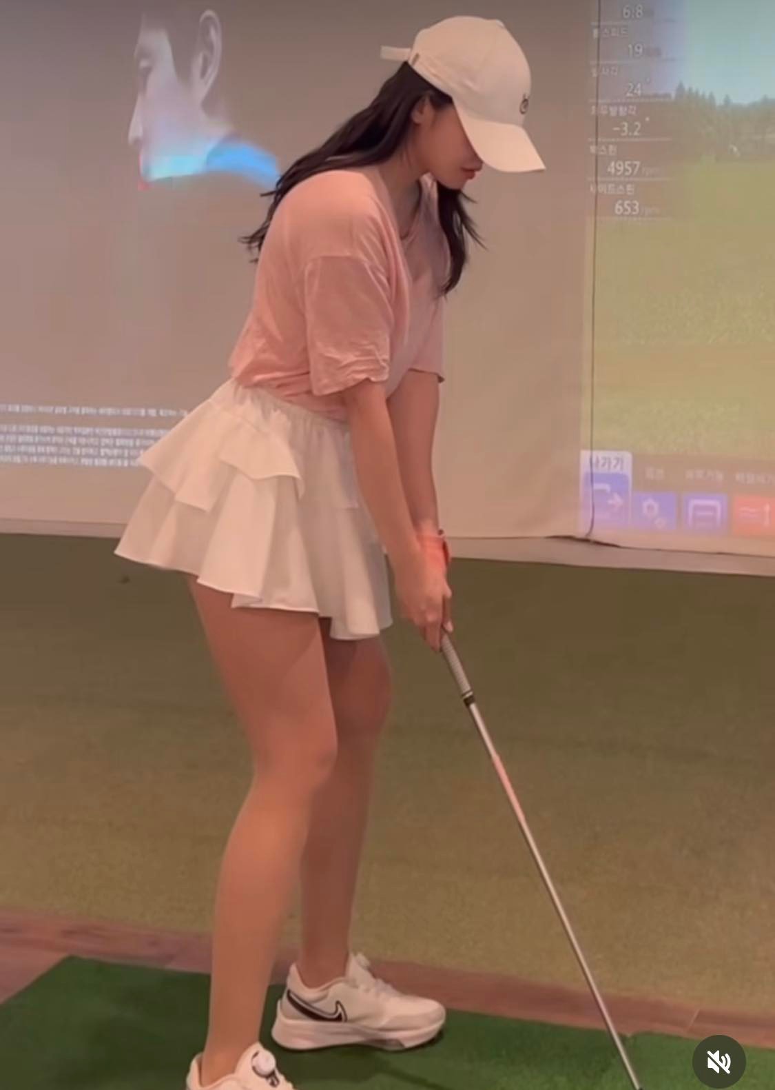 Mẫu thể thao Hàn Quốc chuộng diện váy ngắn, khoe đôi chân dài đi chơi golf &#34;ảo&#34; - 3