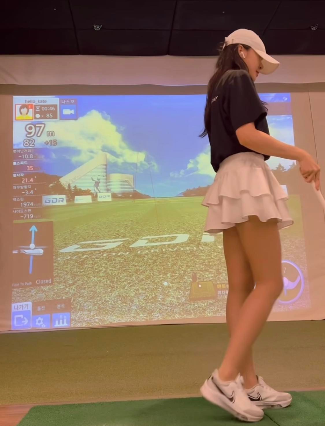 Mẫu thể thao Hàn Quốc chuộng diện váy ngắn, khoe đôi chân dài đi chơi golf &#34;ảo&#34; - 1